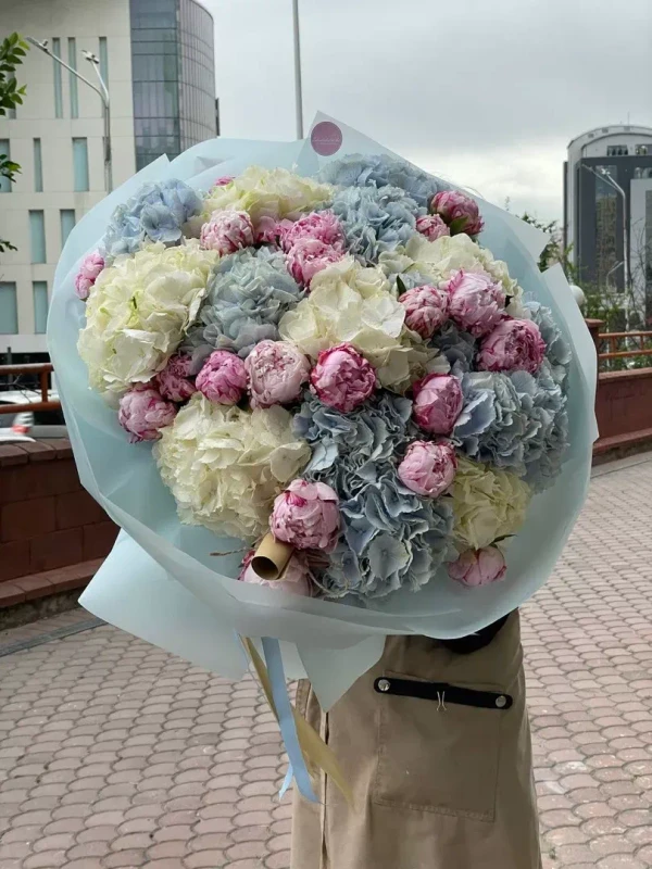 Воздушный букет гортензий и пионов